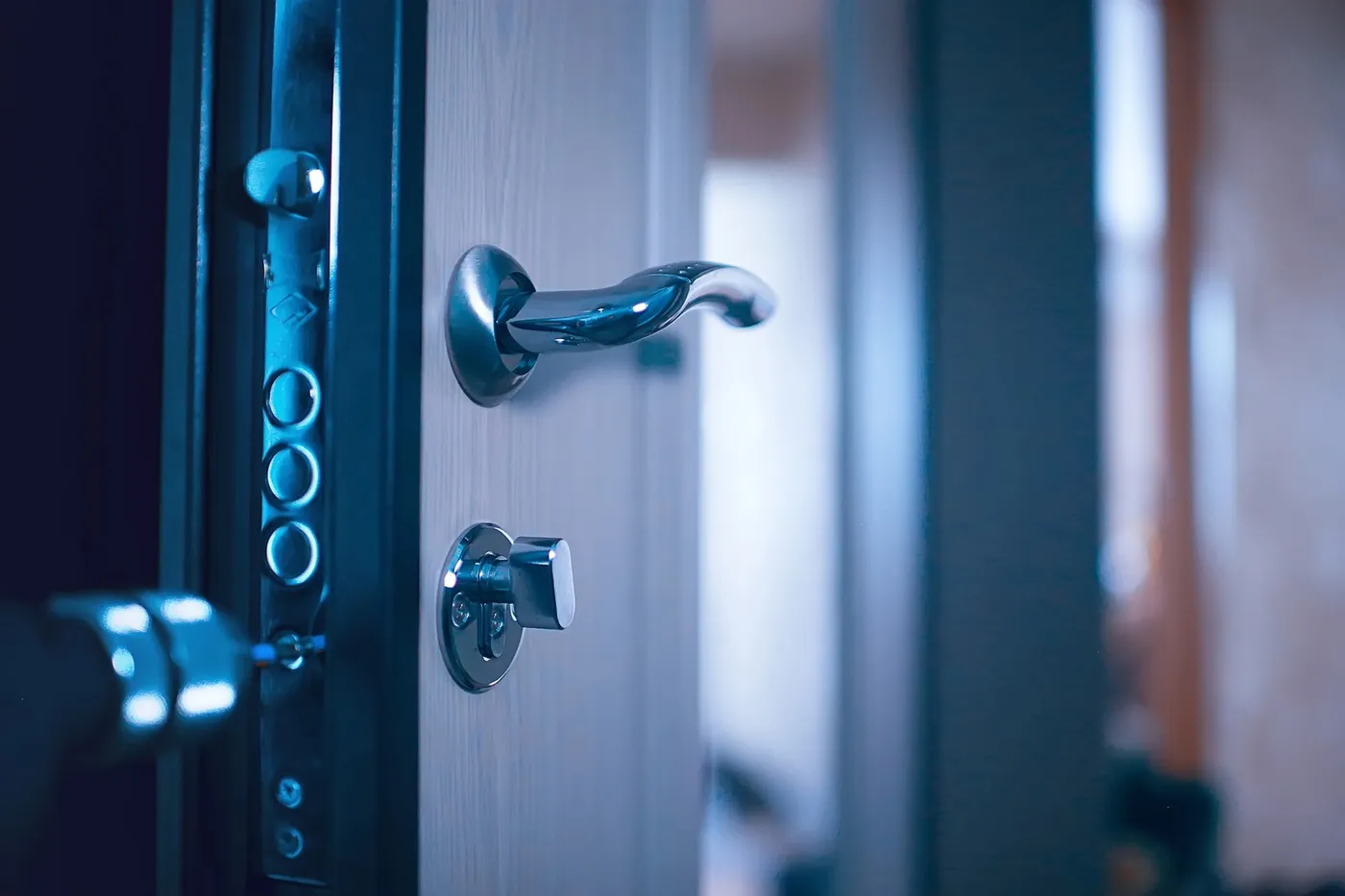 Poignée et cylindre d'une porte blindée fraîchement posée à Louveciennes