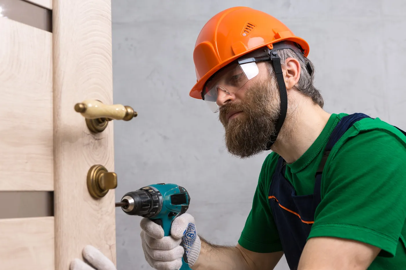 Pose d'une poignée sur une porte en bois d'une maison de caractère à Louveciennes