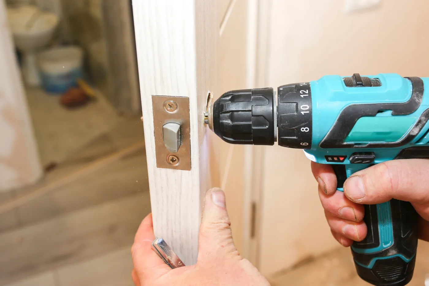 Ajustement de la gâche et de la têtière sur une porte d'appartement à Louveciennes